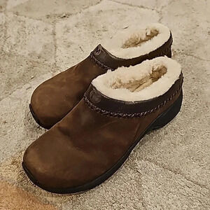 Merrell Encore Chill Stitch Mules in Bug Brown